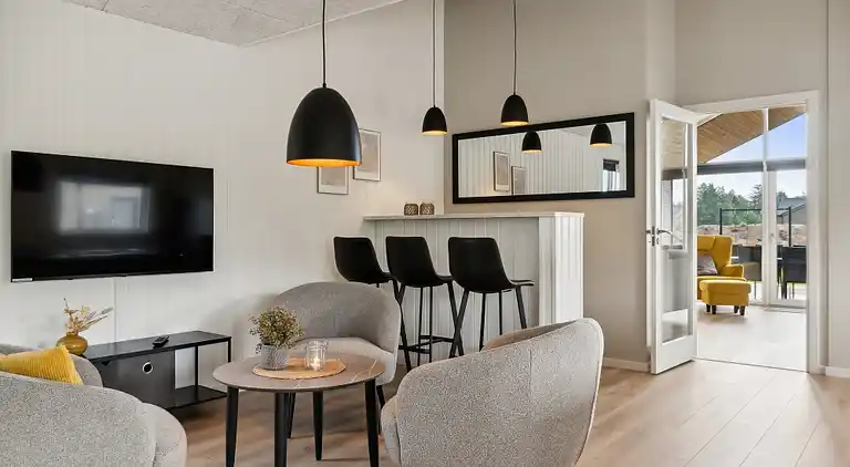 Ferienhaus für 18 mit Pool, Spa & Strand