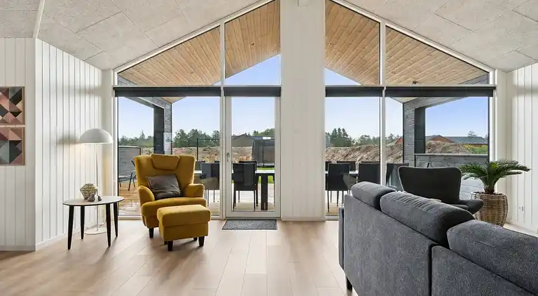 Ferienhaus für 18 mit Pool, Spa & Strand