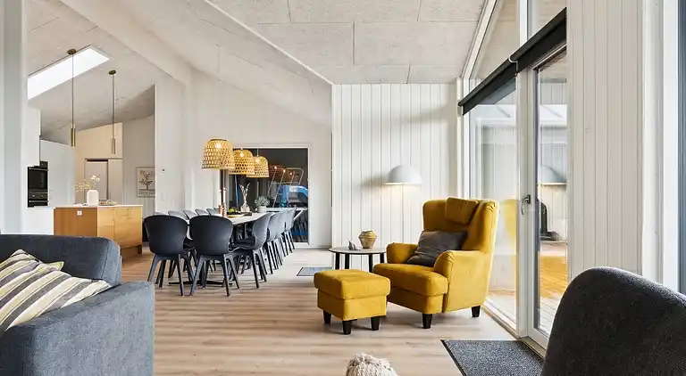 Ferienhaus für 18 mit Pool, Spa & Strand