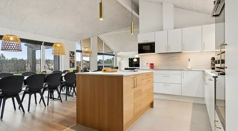 Ferienhaus für 18 mit Pool, Spa & Strand