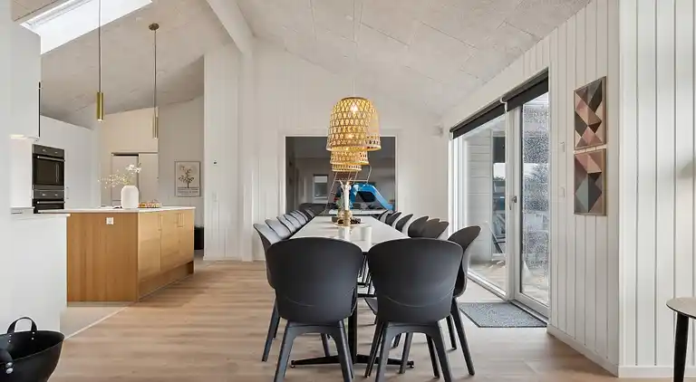 Ferienhaus für 18 mit Pool, Spa & Strand