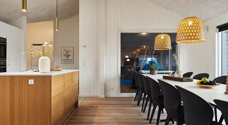 Ferienhaus für 18 mit Pool, Spa & Strand