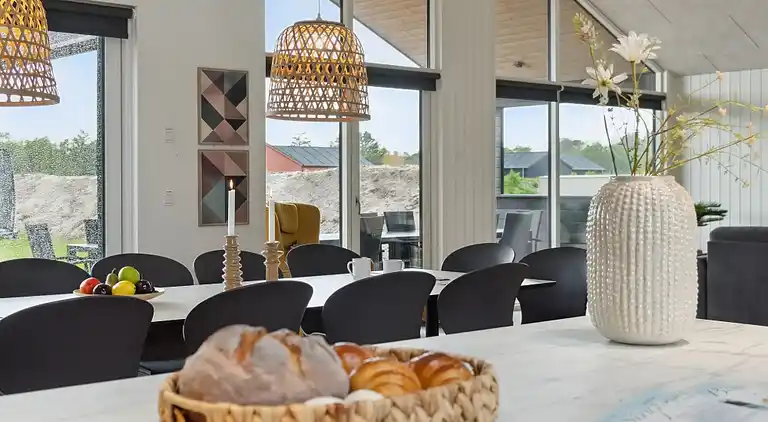 Ferienhaus für 18 mit Pool, Spa & Strand