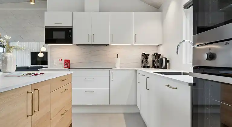 Ferienhaus für 18 mit Pool, Spa & Strand