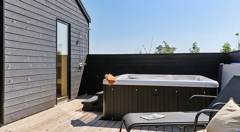 Ferienhaus für 18 mit Pool, Spa & Strand