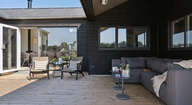 Ferienhaus für 18 mit Pool, Spa & Strand