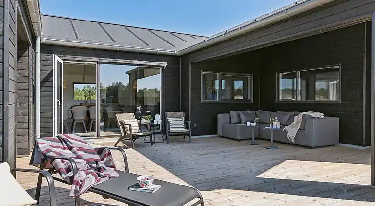 Ferienhaus für 18 mit Pool, Spa & Strand