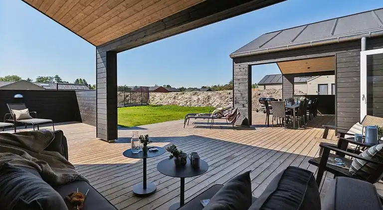 Ferienhaus für 18 mit Pool, Spa & Strand