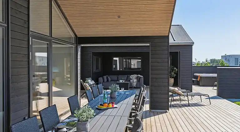 Ferienhaus für 18 mit Pool, Spa & Strand