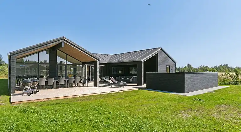 Ferienhaus für 18 mit Pool, Spa & Strand