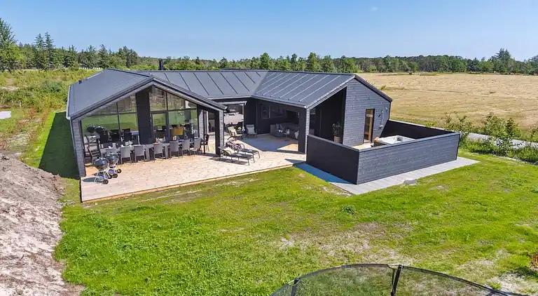 Ferienhaus für 18 mit Pool, Spa & Strand