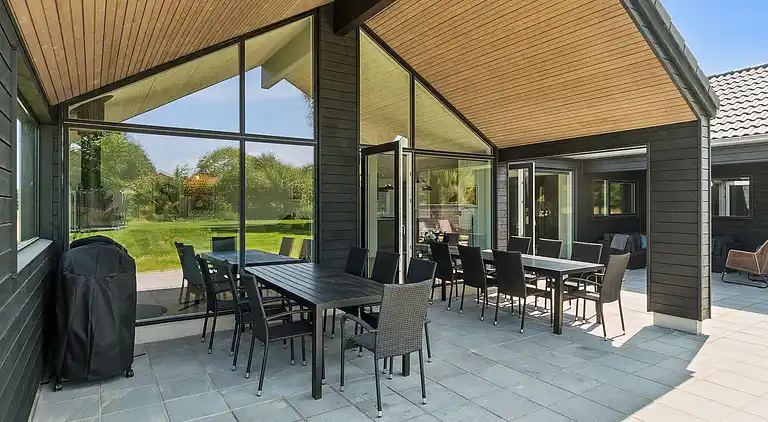 Luxus-Sommerhaus in Højby, Pool & Spa