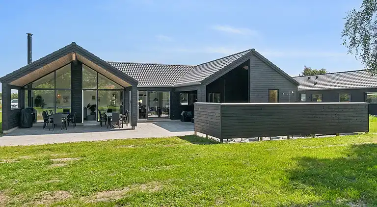 Luxus-Sommerhaus in Højby, Pool & Spa