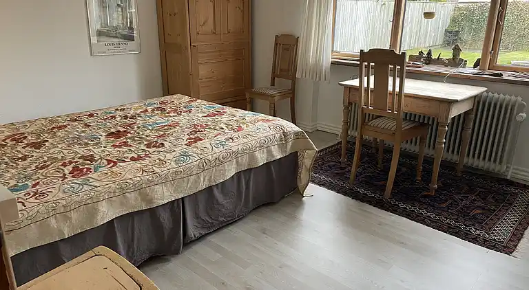 Charmerende sommerhus i byen og tæt ved stranden