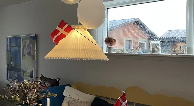 Charmerende sommerhus i byen og tæt ved stranden