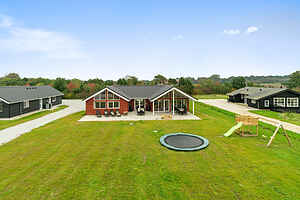 Stor familieoase med pool ved Grenå Strand