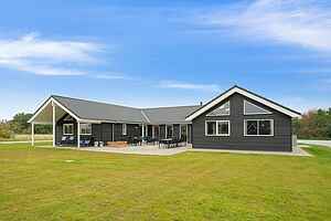 Rummeligt sommerhus ved Grenå Strand med pool