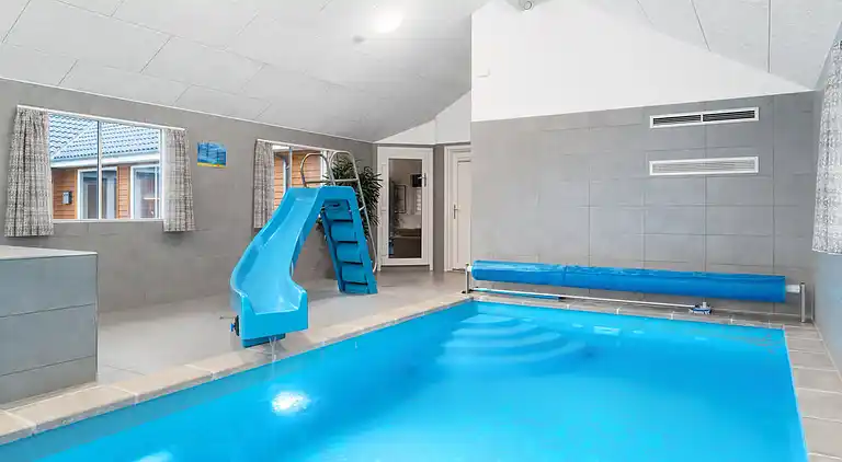 Großes Ferienhaus mit Pool, Spa & Spielraum