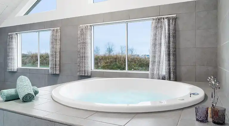 Großes Ferienhaus mit Pool, Spa & Spielraum