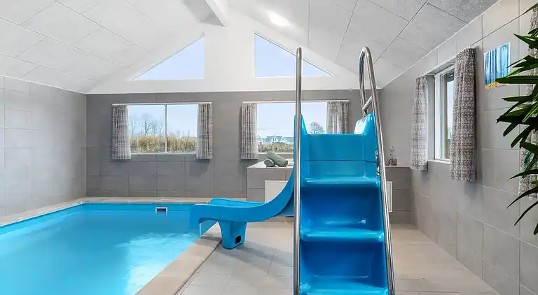 Großes Ferienhaus mit Pool, Spa & Spielraum