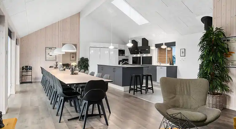 Großes Ferienhaus mit Pool, Spa & Spielraum