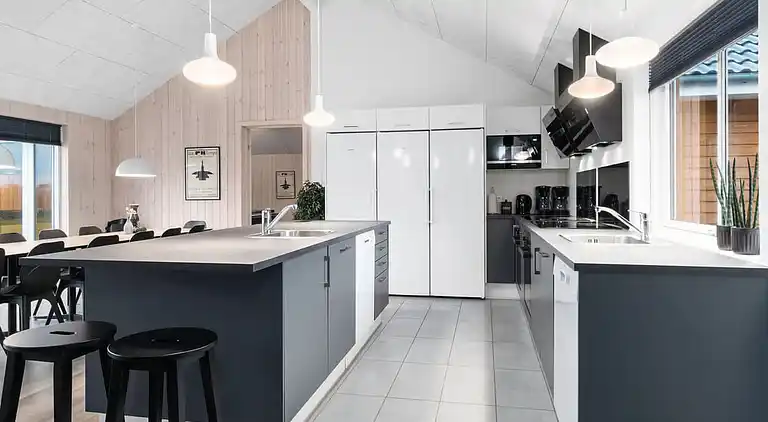 Großes Ferienhaus mit Pool, Spa & Spielraum