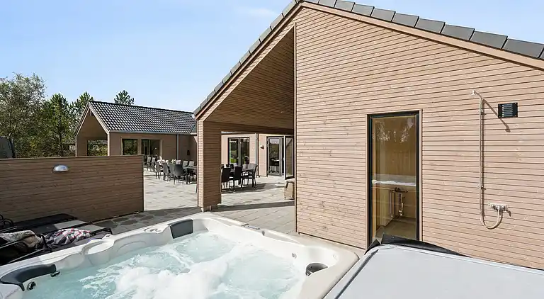 Luxus-Ferienhaus mit Pool & Spa, strandnah