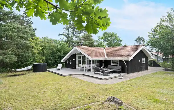 Hyggeligt sommerhus 300 m fra sandstrand