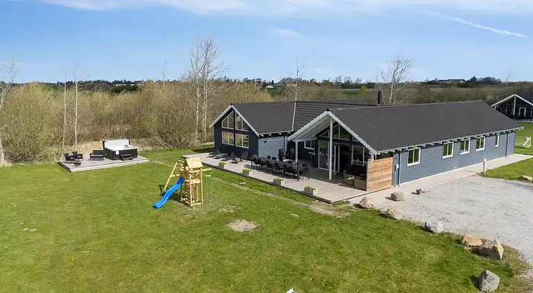 Sommarhus med vattenpark, spa och aktivitetsrum