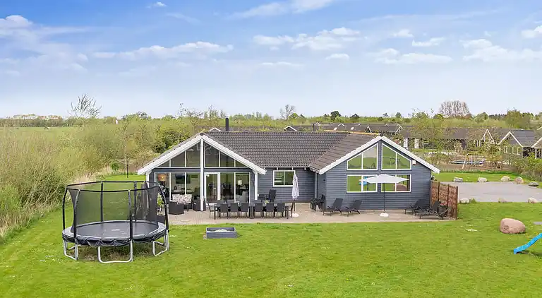 Sommarhus med vattenland, spa och aktivitetsrum