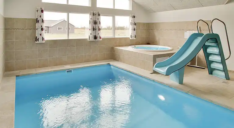 Sommarhus med vattenland, spa och aktivitetsrum