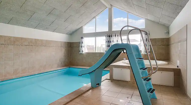 Sommarhus med vattenland, spa och aktivitetsrum