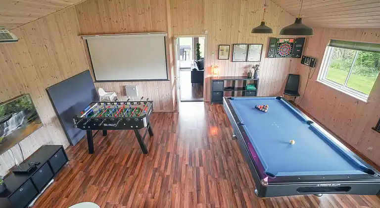 Sommarhus med vattenland, spa och aktivitetsrum