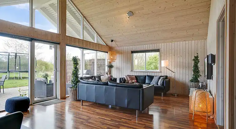 Sommarhus med vattenland, spa och aktivitetsrum