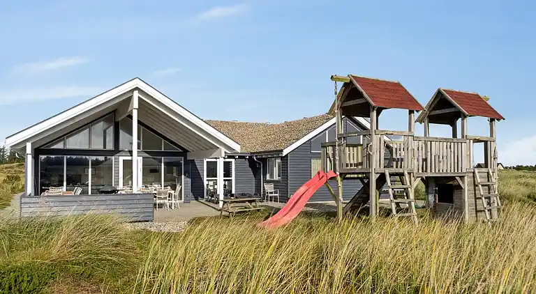 Charmantes Ferienhaus in Søndervig mit Pool