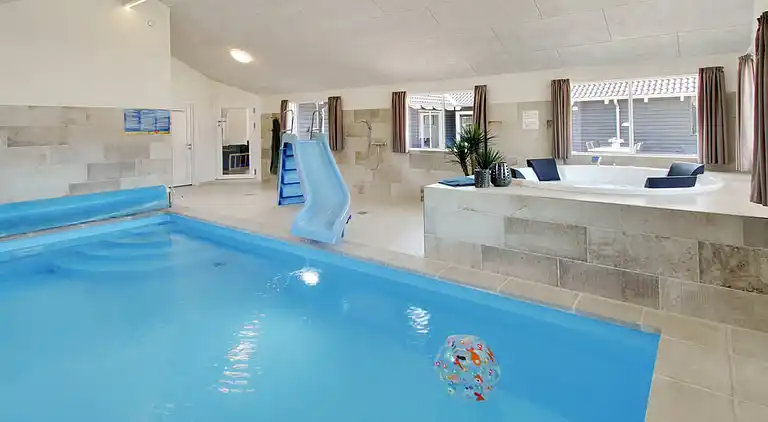 Geräumiges Ferienhaus mit Pool & Aktivitäten