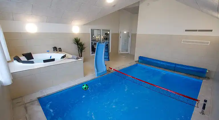 Geräumiges Sommerhaus mit Hallenbad & Spa