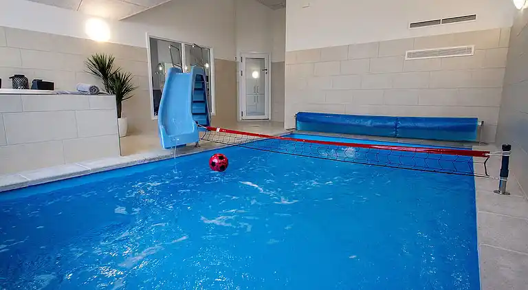 Geräumiges Sommerhaus mit Hallenbad & Spa