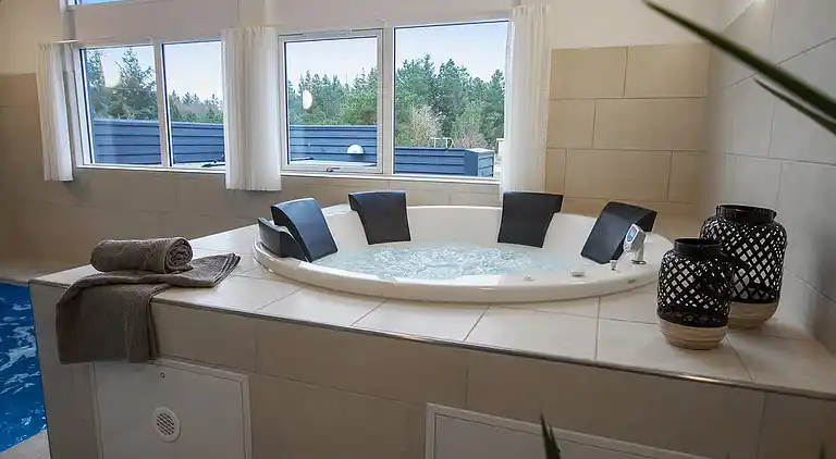 Geräumiges Sommerhaus mit Hallenbad & Spa