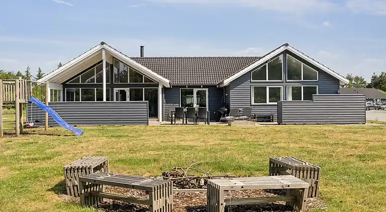 Geräumiges Sommerhaus mit Hallenbad & Spa