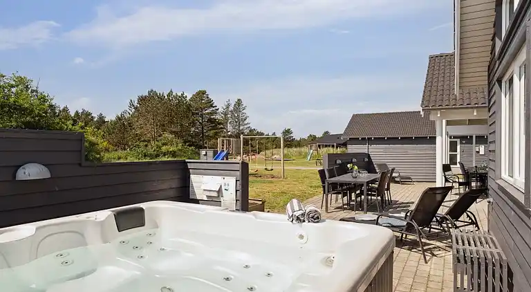 Geräumiges Sommerhaus mit Hallenbad & Spa