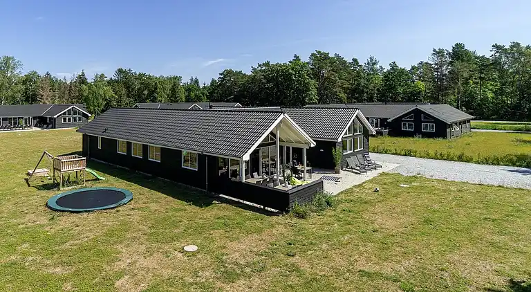 Sommarhus i Asserbo med pool och aktivitetsrum