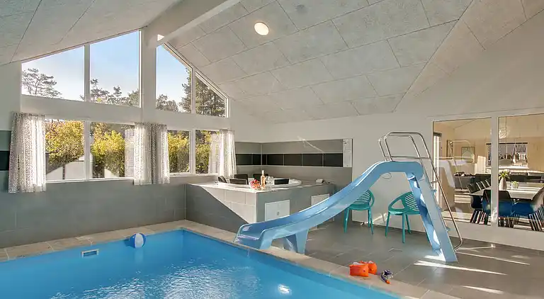 Sommarhus i Asserbo med pool och aktivitetsrum