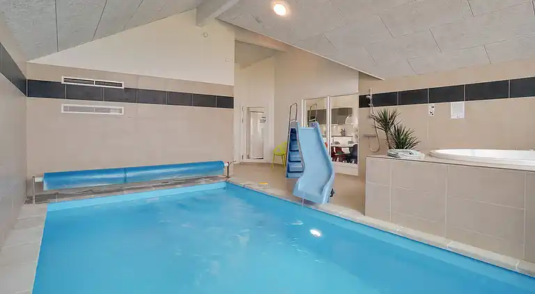 Luxus-Ferienhaus: Pool, Spa, Freizeitraum