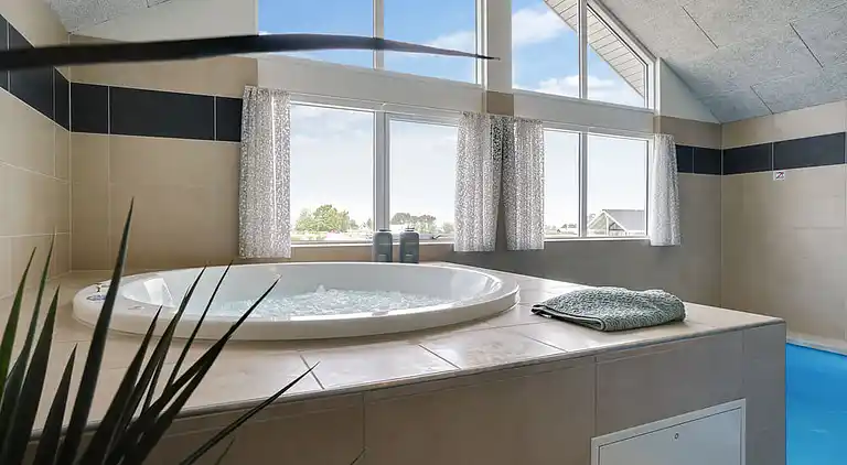 Luxus-Ferienhaus: Pool, Spa, Freizeitraum