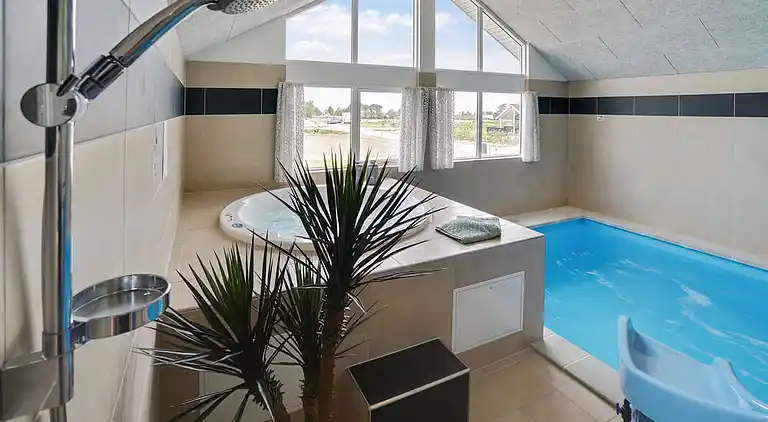 Luxus-Ferienhaus: Pool, Spa, Freizeitraum