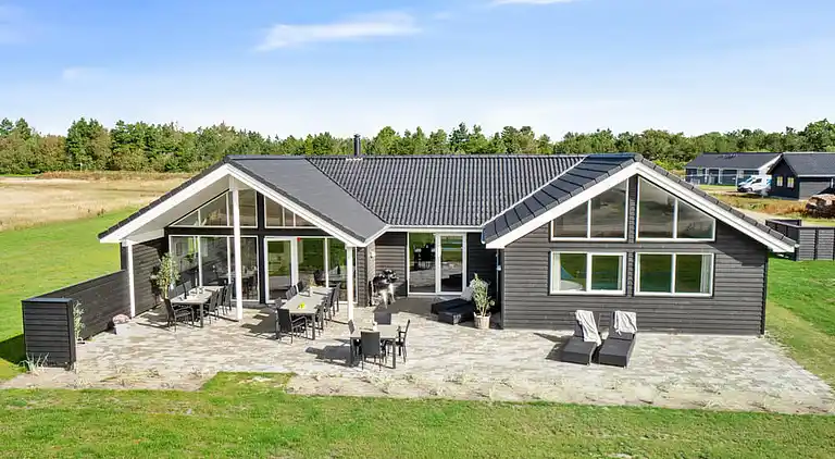 Großes Ferienhaus mit Pool, Spa & Spielraum