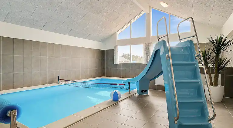 Großes Ferienhaus mit Pool, Spa & Spielraum