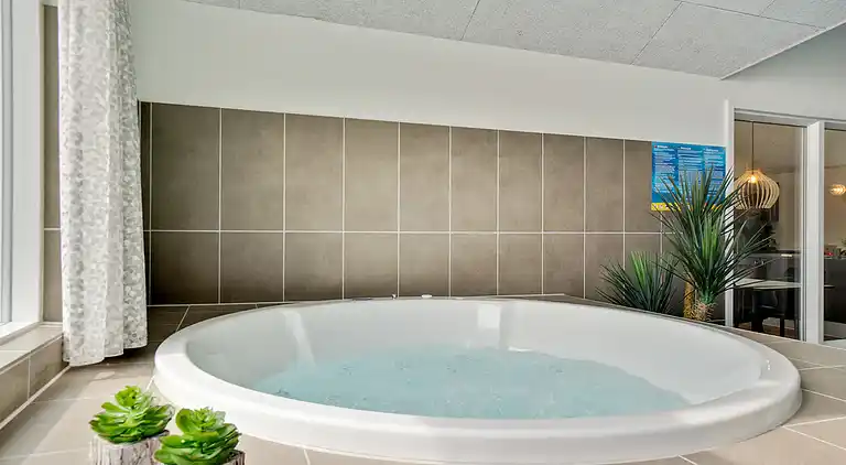 Großes Ferienhaus mit Pool, Spa & Spielraum