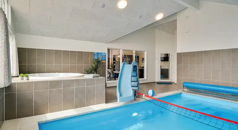 Großes Ferienhaus mit Pool, Spa & Spielraum